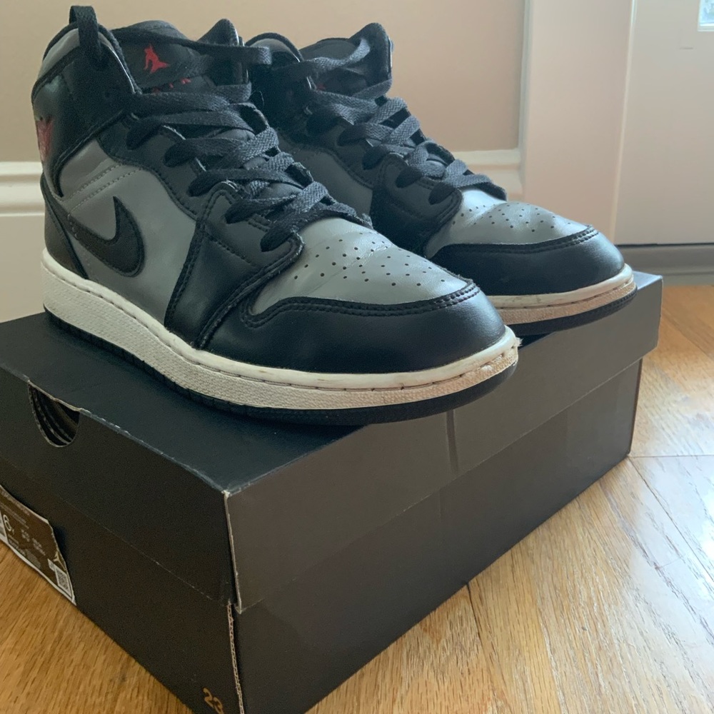 Size 6 Boys Nike Air Jordan MID BIG KIDS JORDON